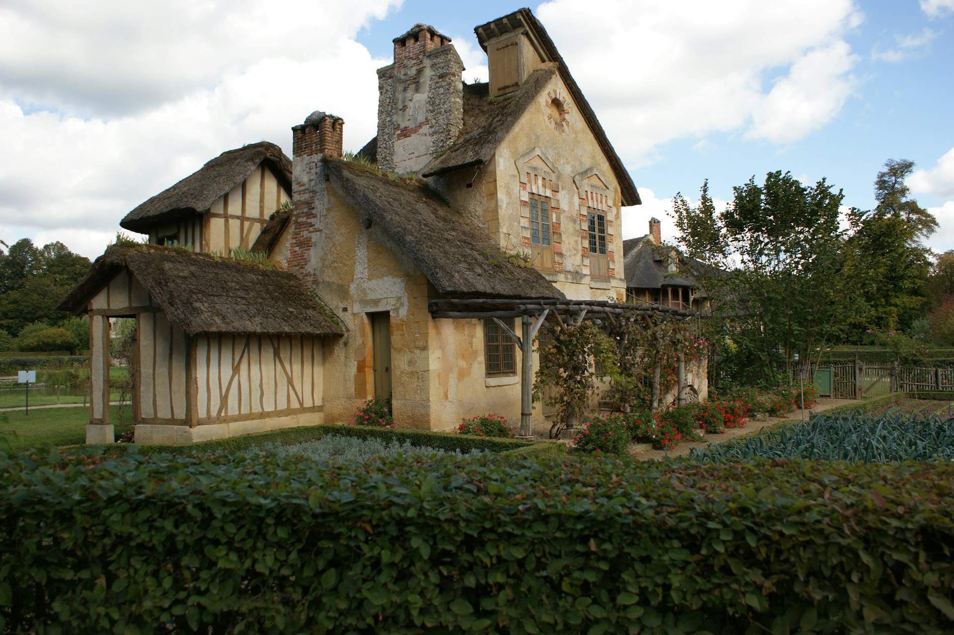Rentrée de succession : pourquoi confier le vide-maison à un antiquaire-brocanteur plutôt qu&rsquo;à un déménageur