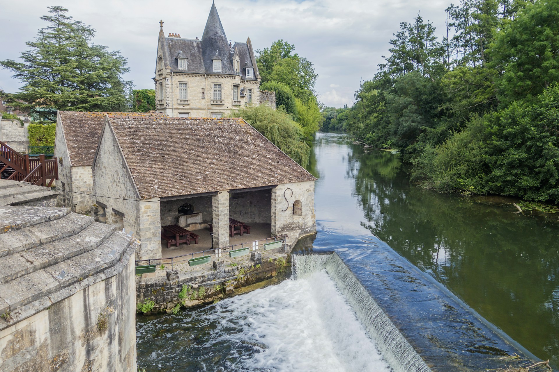 Débarras de maison en Seine-et-Marne (77) : manoirs, pavillons et granges. Tout peut avoir de la valeur